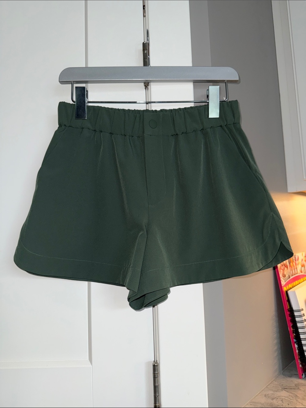 VARLEY XS Women's Nila Mid Rise Elastic Waist Shorts Cilantro NWOT NEVER WORN
